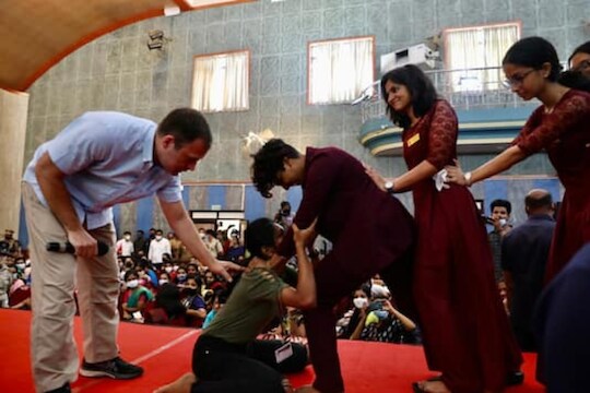 'राहुल गांधींपासून मुलींनी सावध राहावं', माजी खासदाराची जीभ घसरली