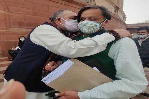 केंद्रीय मंत्री गिरीराज सिंह (Giriraj Singh) आणि काँग्रेस खासदार शशी थरुर (Shashi Tharoor) यांच्यातील कानगोष्टीचा एक फोटो सोशल मीडियावर (Social Media) सध्या चांगलाच व्हायरल झाला आहे. 