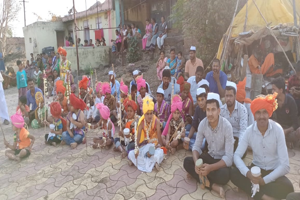 पुण्याजवळच्या गावात होळीला मुलंच होतात देव; 250 वर्षांची परंपरा असलेलं अनोखं धुलिवंदन