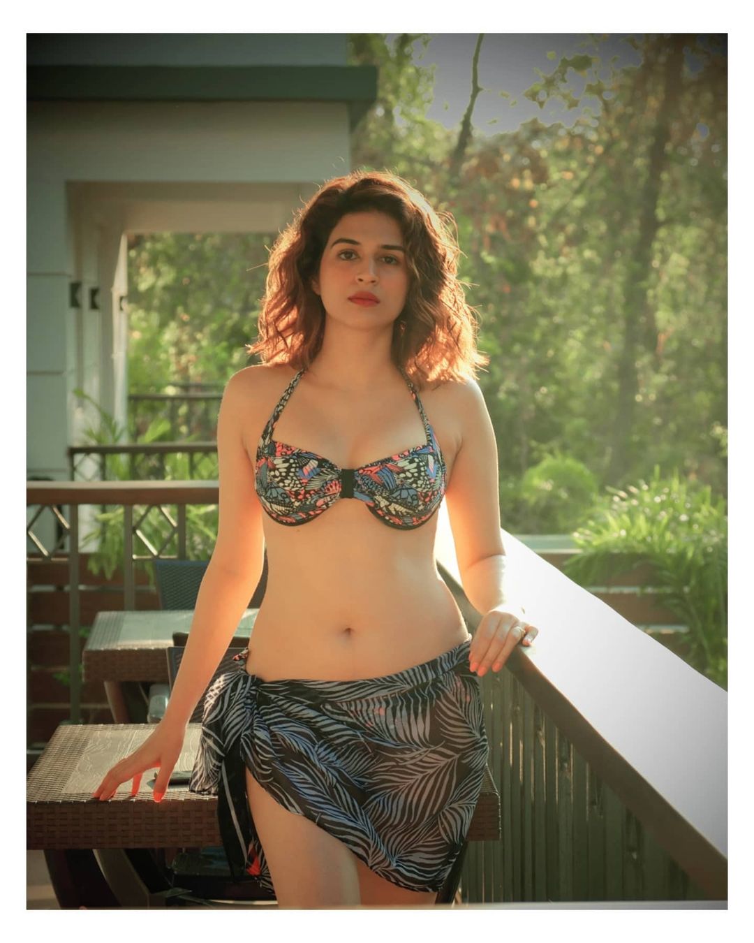 लक्षवेधी बाब म्हणजे वजन कमी करण्यासाठी अनेक कलाकार जिममध्ये जाऊन तासंतास घाम गाळतात. परंतु श्रद्धांनं मात्र जीम ऐवजी डान्सची मदत घेतली. (फोटो सौजन्य इन्स्टाग्राम) लक्षवेधी बाब म्हणजे वजन कमी करण्यासाठी अनेक कलाकार जिममध्ये जाऊन तासंतास घाम गाळतात. परंतु श्रद्धांनं मात्र जीम ऐवजी डान्सची मदत घेतली. (फोटो सौजन्य इन्स्टाग्राम)