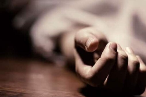  कपडे वाळू घालत असताना अचानक त्यांचा तोल गेला आणि त्या आठव्या मजल्यावरून खाली कोसळल्या. 