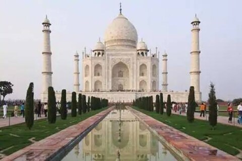 जगप्रसिद्ध ताजमहाल (Taj Mahal) इमारतीमध्ये बॉम्ब ठेवल्याची सूचना अज्ञात व्यक्तीनं फोनवरुन दिल्यानं एकच खळबळ उडाली होती. 