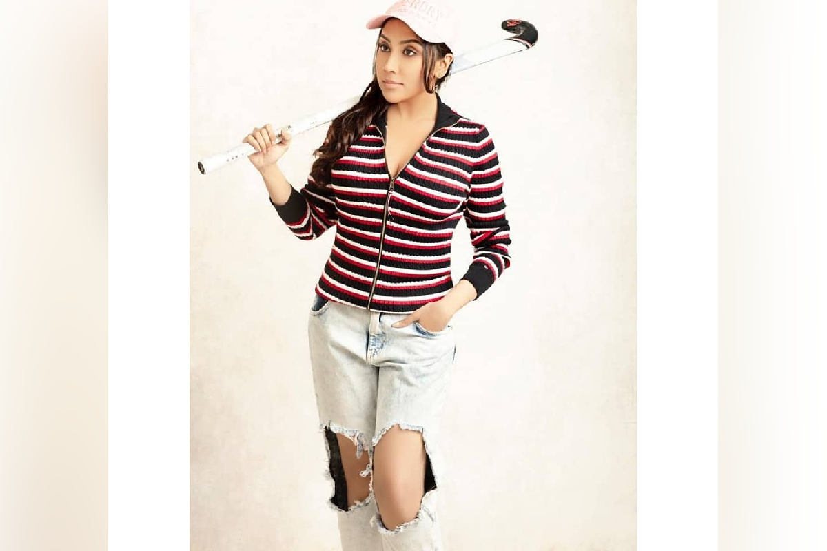 फॅशन प्रमाणे जीन्सची स्टाईलही बदलते. सध्या ऍथलीजर कपड्यांची फॅशन आहे. तर, हायराईज आणि मॉम जीन्सही खुप चालतात. त्यामुळे आउटडेट लूक वाटू नये यासाठी नव्या जीन्स घेत रहा.