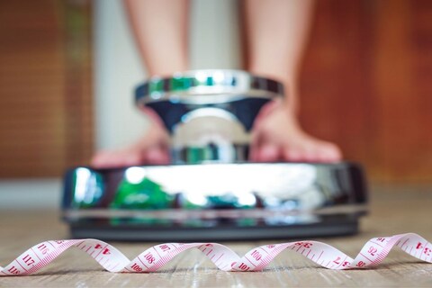 ही महिला इतकी लठ्ठ (obese woman) झाली आहे की, 25 दिवसांपासून कुशीदेखील बदलू शकली नाही.
