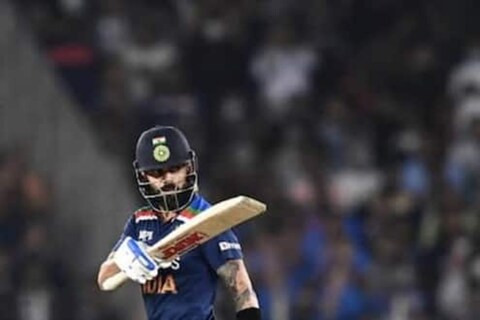 भारतीय क्रिकेट टीमचा कॅप्टन विराट कोहलीनं (Virat Kohli) इंग्लंड विरुद्धच्या (India vs England T20I Series) मागच्या दोन टी20 मॅचमध्ये नाबाद 73 आणि 77 रन काढले आहेत. याचा फायदा त्याला ICC च्या रँकिंगमध्ये झाला आहे.