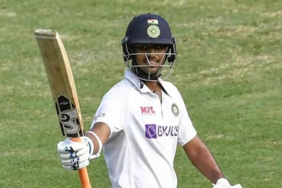 भारताचा स्कोअर 365-7 असा होता, पण अक्षर पटेल रन काढण्याच्या नादात रन आऊट झाला. यानंतर बेन स्टोक्सने फक्त 4 बॉलमध्ये 2 विकेट घेतल्या. भारताची पहिली इनिंग 365 रनवर ऑल आऊट झाली होती. कोणीही पार्टनर नसल्यामुळे सुंदरला नाबाद परतावं लागलं. भारताचा स्कोअर 365-7 असा होता, पण अक्षर पटेल रन काढण्याच्या नादात रन आऊट झाला. यानंतर बेन स्टोक्सने फक्त 4 बॉलमध्ये 2 विकेट घेतल्या. भारताची पहिली इनिंग 365 रनवर ऑल आऊट झाली होती. कोणीही पार्टनर नसल्यामुळे सुंदरला नाबाद परतावं लागलं.
