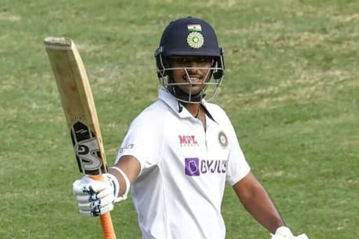 भारताचा स्कोअर 365-7 असा होता, पण अक्षर पटेल रन काढण्याच्या नादात रन आऊट झाला. यानंतर बेन स्टोक्सने फक्त 4 बॉलमध्ये 2 विकेट घेतल्या. भारताची पहिली इनिंग 365 रनवर ऑल आऊट झाली होती. कोणीही पार्टनर नसल्यामुळे सुंदरला नाबाद परतावं लागलं. 