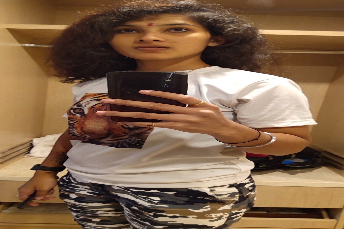 हे फोटो बाहेर आल्यानंतर बराच गदारोळ माजला होता. आणि विरोधी पक्षाने या मुद्द्यावरून सरकारवर टीका करत संजय राठोडांच्या राजीनाम्याची (sanjay rathod resign) मागणी केली होती. हे फोटो बाहेर आल्यानंतर बराच गदारोळ माजला होता. आणि विरोधी पक्षाने या मुद्द्यावरून सरकारवर टीका करत संजय राठोडांच्या राजीनाम्याची (sanjay rathod resign) मागणी केली होती.