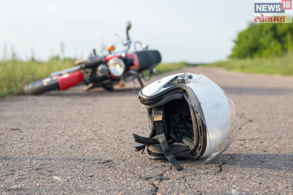 तो कॉल ठरला शेवटचा... फोन उचलण्यासाठी थांबलेल्या दोघांना भरधाव क्रेननं चिरडलं