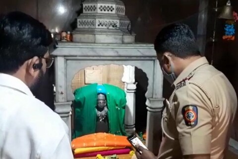 Pune Crime: पुण्याच्या आसपासच्या ग्रामीण भागात मंदिरात चोरी (Theft in temple) होण्याचं प्रमाण वाढलं आहे. गेल्या दोन दिवसांत चोरट्यांनी चार मंदिरात डल्ला मारून मौल्यवान ऐवज लंपास केला आहे.