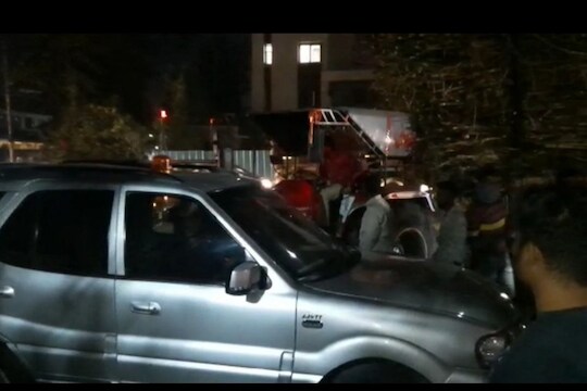 पोलीस अधीक्षकांच्या गाडीला उसाने भरलेल्या ट्रॅक्टरची जोरदार धडक