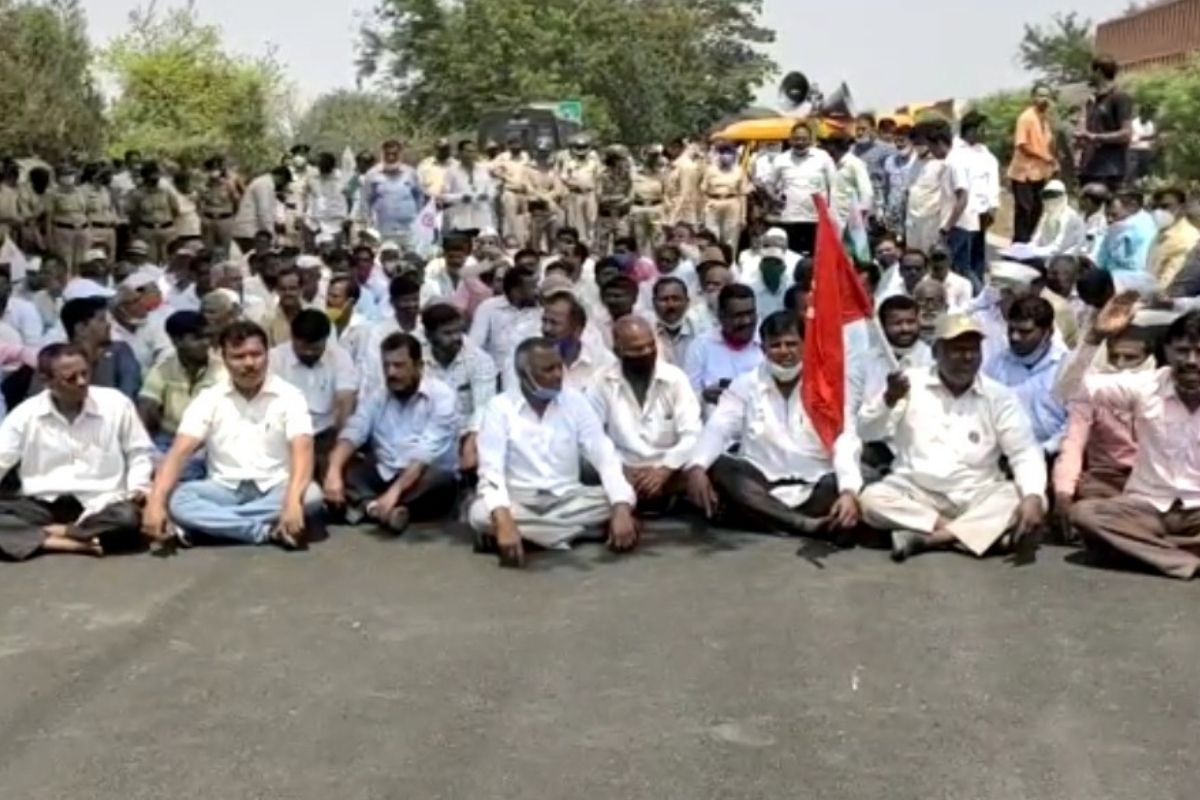 वीजबिल माफीवरून कोल्हापूरात शेतकऱ्यांचं तीव्र आंदोलन; राष्ट्रीय महामार्ग अडवला