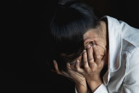 Rape in Indore: नोकरीचं आमिष दाखवून 17 वर्षांपूर्वी एका 22 वर्षीय युवतीवर अज्ञात व्यक्तीनं बलात्कार (17 Year old raped in office indore) केला होता. तो फेसबुकमुळे सापडला. नराधमाविरोधात आता तिने तक्रार नोंदवली आहे.