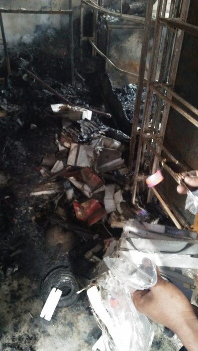 पुण्यातील फँशन स्ट्रीटवरील आगीत झालेल्या नुकसानाचे जिल्हा प्रशासनाकडून पंचनामे करण्यात येत आहेत. आपत्ती व्यवस्थापन विभागाच्या तहसीलदार तृप्ती पाटील यांनी हे काम हाती घेतलं असून प्राथमिक अंदाजानुसार किमान दोन कोटींचं नुकसान झालं असावं असा अंदाज त्यांनी व्यक्त केला आहे