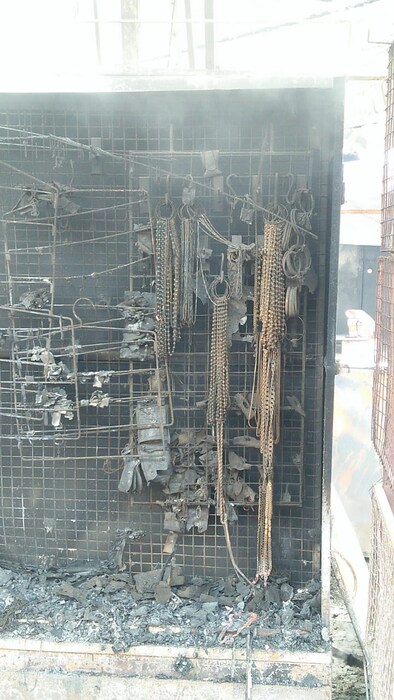  पुण्यातील फॅशन स्ट्रीटवर (Fire at Pune Fashion Street) लागलेल्या आगीनं तब्बल दोन तास अक्षरश: तांडवं माजवलं होतं. रात्री पावणे अकराच्या सुमारास ही आग लागली होती. आग लागल्याच्या सुरुवातीला मोठ्या प्रमाणात त्याठिकाणी बघ्यांची गर्दी असल्याने आग विझवण्यात अढथळा येत होता.