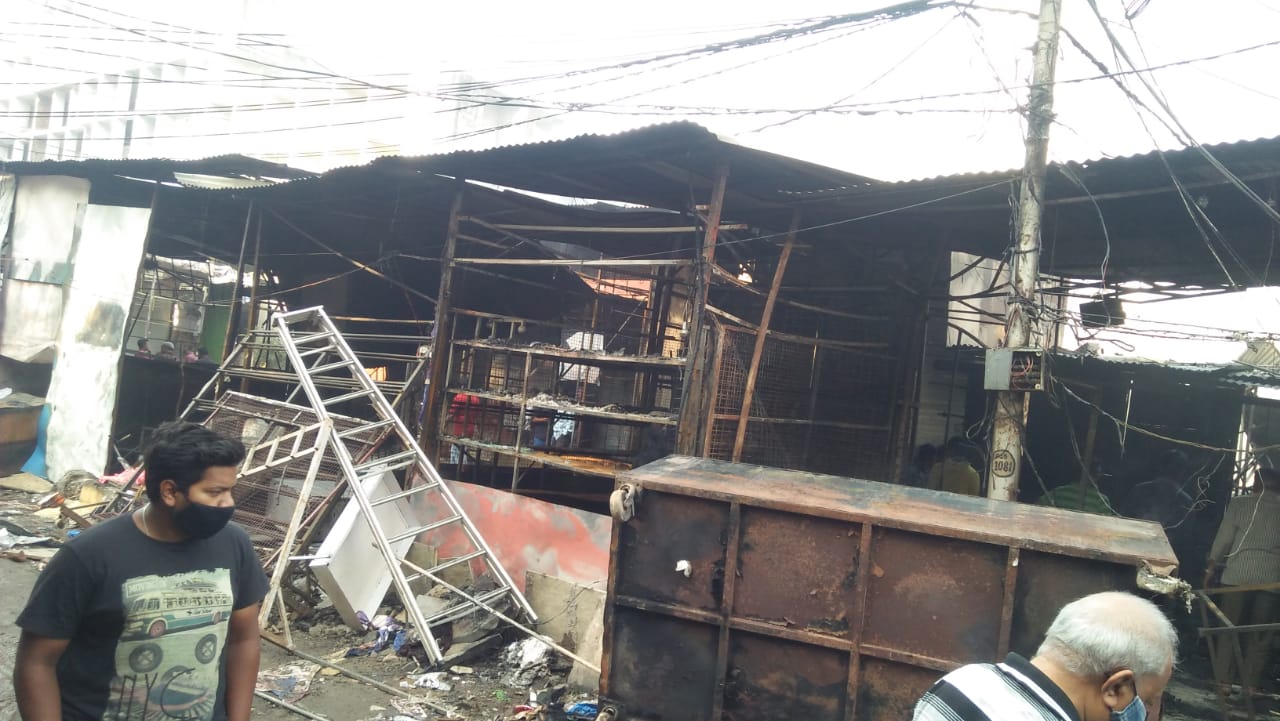  पुण्यातील फॅशन स्ट्रीटवर (Fire at Pune Fashion Street) लागलेल्या आगीनं तब्बल दोन तास अक्षरश: तांडवं माजवलं होतं. रात्री पावणे अकराच्या सुमारास ही आग लागली होती. आग लागल्याच्या सुरुवातीला मोठ्या प्रमाणात त्याठिकाणी बघ्यांची गर्दी असल्याने आग विझवण्यात अढथळा येत होता.