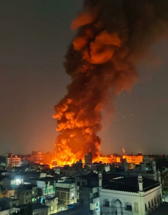 अग्निशमन दलाने तब्बल 16 बंब वापरून दोन तासात ही आग आटोक्यात आणली. पिंपरी चिंचवडच्याही फायर ब्रिगेड गाड्यांना आग विझवण्यासाठी पाचारण करण्यात आलं होतं. साधारण मध्यरात्री एक वाजण्याच्या सुमारास ही आग पूर्णपणे आटोक्यात आणण्यास अग्निशमन दलाला यश आलं होतं. 