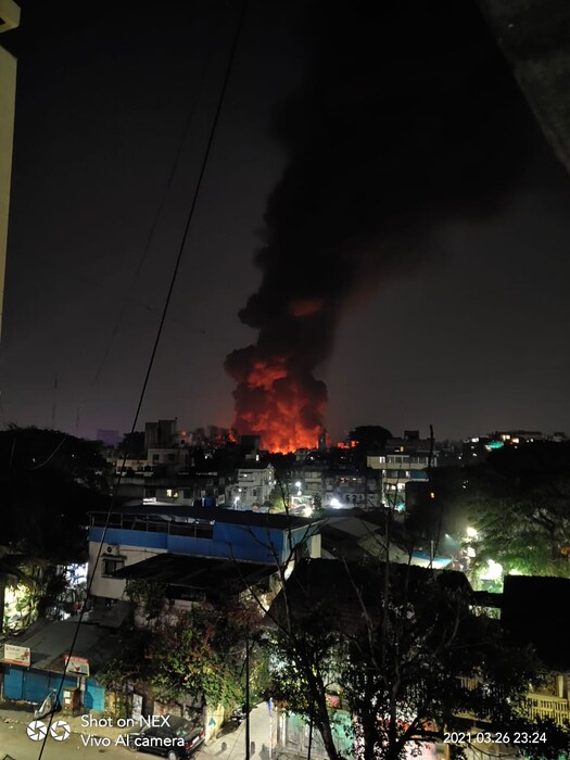 या आगीत कँम्प परीसरातील या फेमस फॅशन स्ट्रीटवरील लहानमोठी तब्बल पाचशेहून जास्त दुकानं जळून खाक झाली आहेत. त्यात छोट्यामोठ्या व्यापाऱ्याचं अतोनात नुकसान झालं आहे. सुदैवाची बाब म्हणजे ही आग आजबाजुच्या दाट लोकवस्ती इमारतींपर्यंत न पोचल्याने मोठा अनर्थ टळला आहे. पण फॅशन स्ट्रीटवरील कित्येक दुकानदारांचा करोडोंचा माल आगीत जळून खाक झाला आहे
