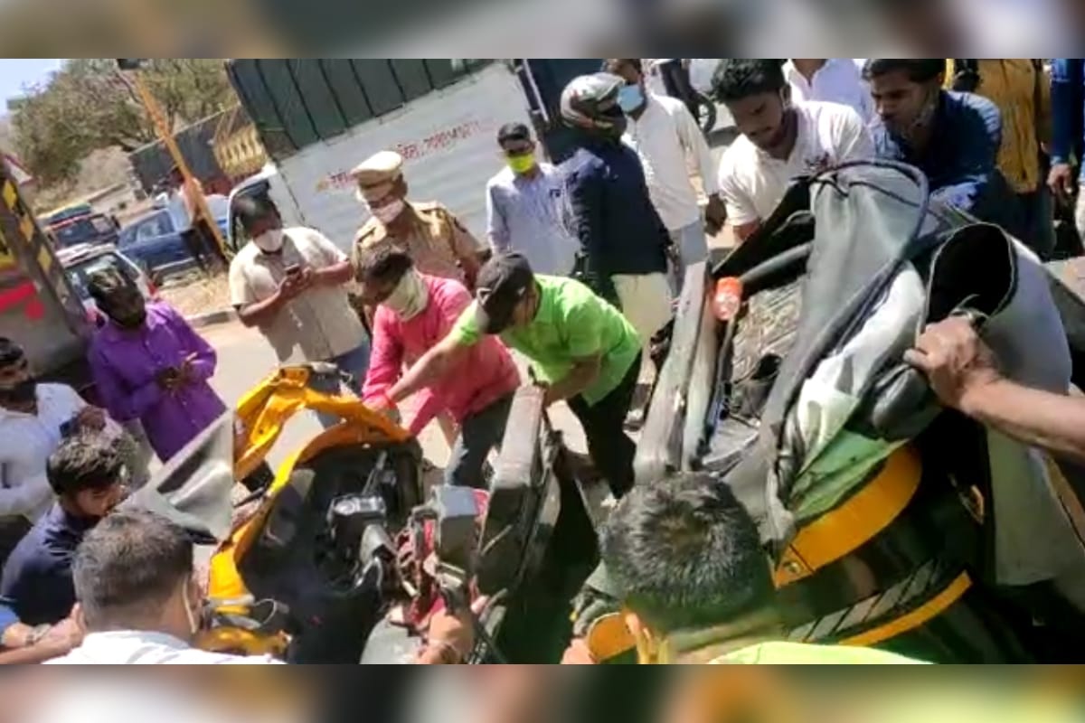 Accident! मुंबई-पुणे महामार्गावर रिक्षाची डंपरला जोरदार धडक; चालक गंभीर जखमी