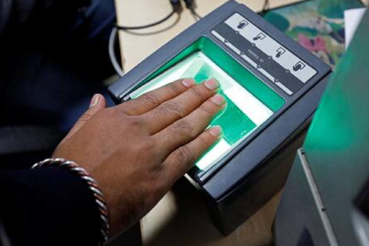 आधारचा गैरवापर न होण्यासाठी बायोमेट्रिक लॉक करता येतं. www.uidai.gov.in किंवा mAadhaar वर बायोमेट्रिक लॉक करता येईल.