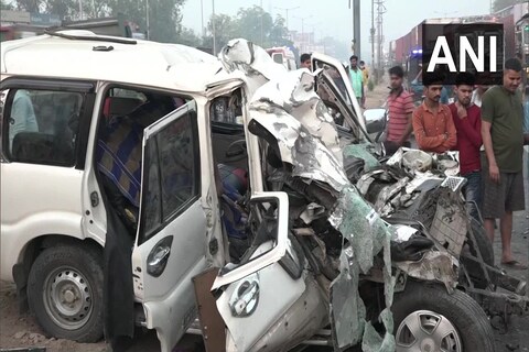 Up Agra Accident: आग्रा याठिकाणी झालेल्या भीषण अपघातात आठ जणांचा मृत्यू झाला असून 4 जण जखमी आहेत
