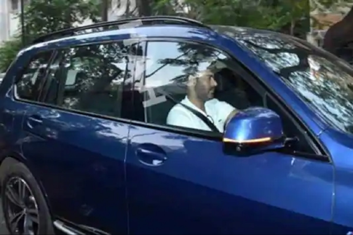 'शेतकरी आंदोलनासाठी ट्वीट का केलं नाही?' जाब विचारत अभिनेता अजय देवगणची गाडी रस्त्यात रोखली