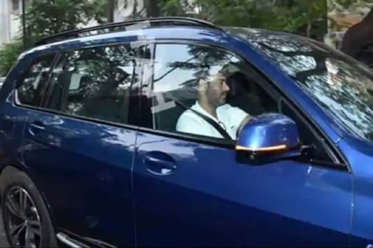 'शेतकरी आंदोलनासाठी ट्वीट का केलं नाही?' जाब विचारत अभिनेता अजय देवगणची गाडी रस्त्यात रोखली