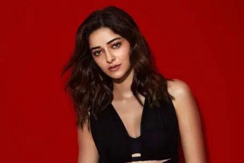 बॉलीवूड अभिनेत्री (Bollywood Actress) अनन्या पांडेला (Ananya Panday) अलीकडच्या काळात एका विचित्र घटनेला सामोरं जावं लागलं आहे. अनन्याचा मोबाइल नंबर इंटरनेटवर व्हायरल झाल्याने तिला चांगलाचं मनस्ताप झाला आहे.