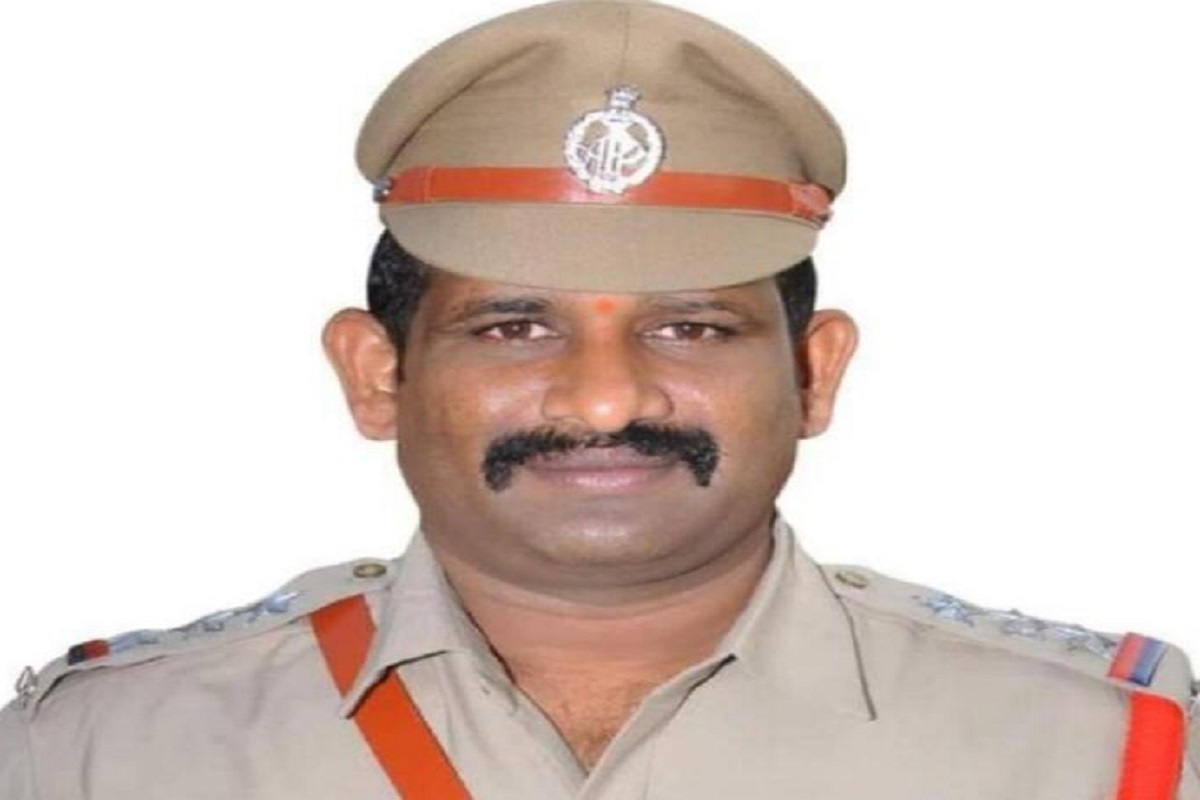 CCTV VIDEO: बॅडमिंटन खेळताना आला हृदयविकाराचा झटका, पोलिसाचा जागीच मृत्यू