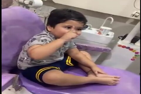 नागपूरच्या अनुश्रुतचे (anushrut video) सलूनमधील व्हिडीओ व्हायरल झाल्यानंतर आता डेंटल क्लिनिकमधील त्याचा व्हिडीओ समोर आला आहे.