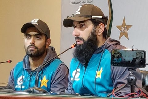 पाकिस्तान टीमचा (Pakistan Cricket) कर्णधार बाबर आझमने (Babar Azam) टीम निवडीवर प्रश्न उपस्थित केले, यानंतर आता पाकिस्तानचा मुख्य प्रशिक्षक मिसबाह उल हकने (Misbah Ul Haq) देखील शरजील खान (Sharjeel Khan) च्या निवडीवर नाराजी व्यक्त केली आहे. 