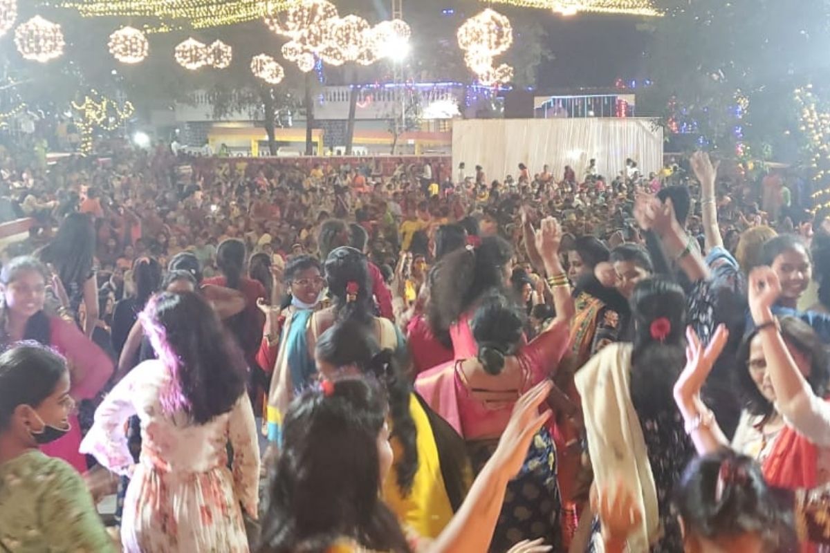 शिवसेना नेत्याकडून मुख्यमंत्र्यांचे आदेश पायदळी? शेकडोंच्या उपस्थिती बदलापुरात महिला दिन साजरा