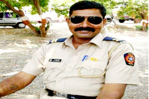 Baramati Police : पोलीस कर्मचाऱ्याने खोकल्याचे औषध समजून विषारी औषध प्राशन केल्याने त्याचा उपचारादरम्यान मृत्यू झाला आहे.