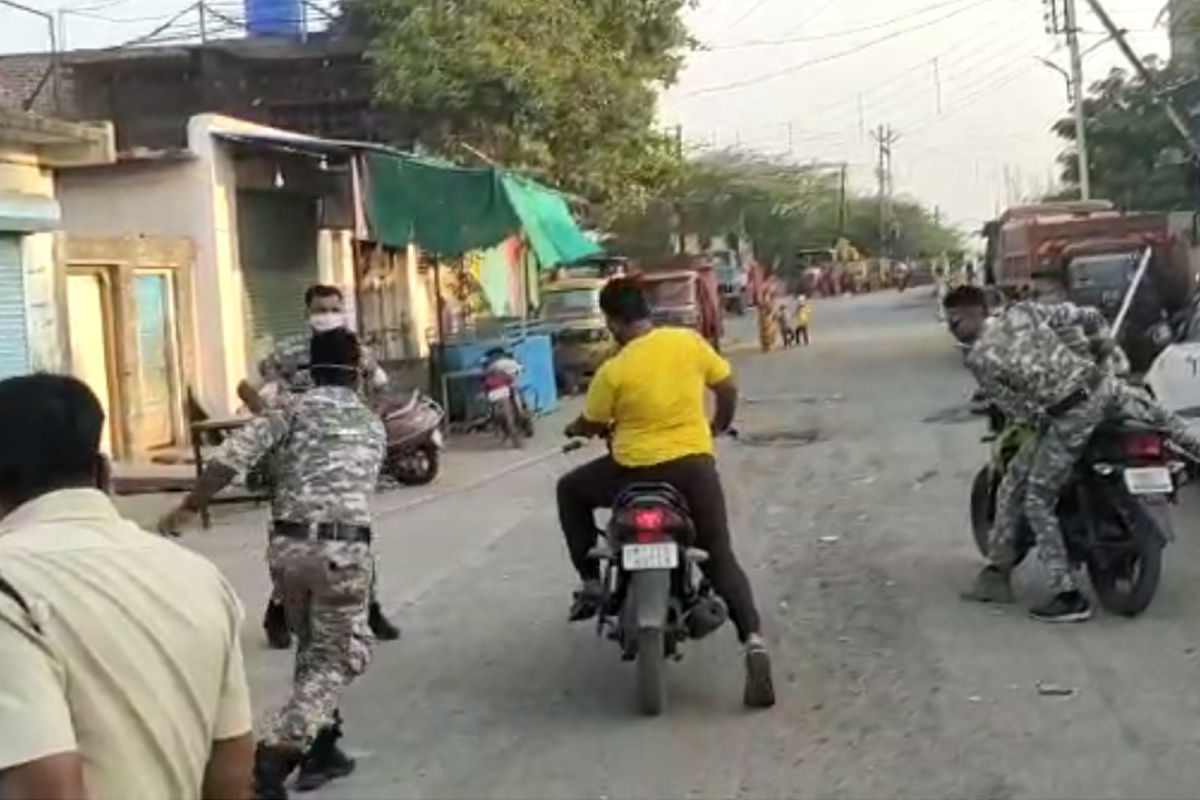 धुलाई 2.0, LOCKDOWN मध्ये फिरणाऱ्या हौशी तरुणांना सपासप फटके, LIVE VIDEO