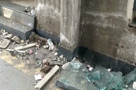 उद्धव ठाकरेंविरुद्ध लिखाण केल्याचा राग, शिवसेनेच्या कार्यकर्त्यांनी वृत्तपत्राच्या कार्यालयावर केली दगडफेक