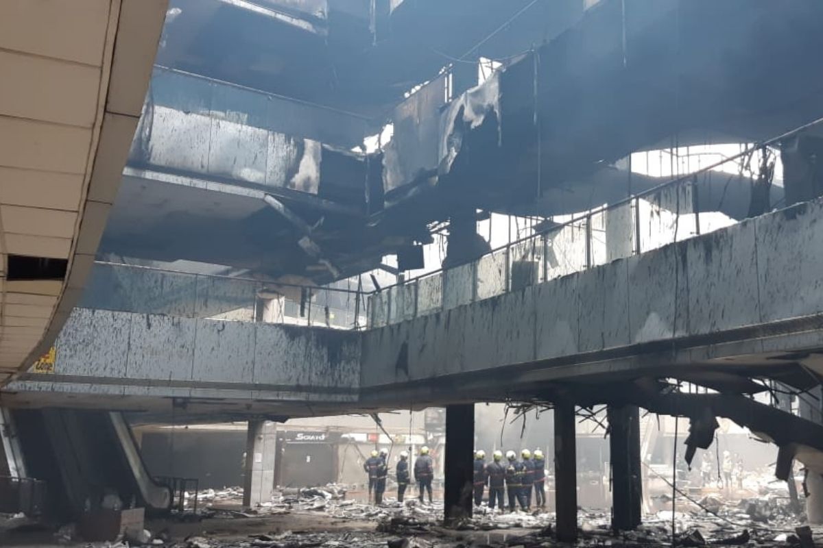 (Bhandup Dreams Mall Fire: मुंबईत भांडूपच्या ड्रीम मॉलला लागलेल्या आगीत 10 बळी गेले. याठिकाणी असणाऱ्या सनराइज हॉस्पिटललाही झळ लागल्याने बळींची संख्या वाढली.