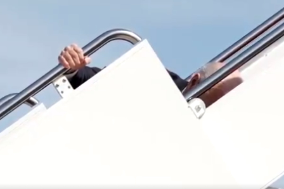 VIDEO: विमानाच्या पायऱ्या चढताना तीन वेळा घसरले जो बायडेन; व्हाईट हाऊसनं सांगितलं, दोष हवेचा