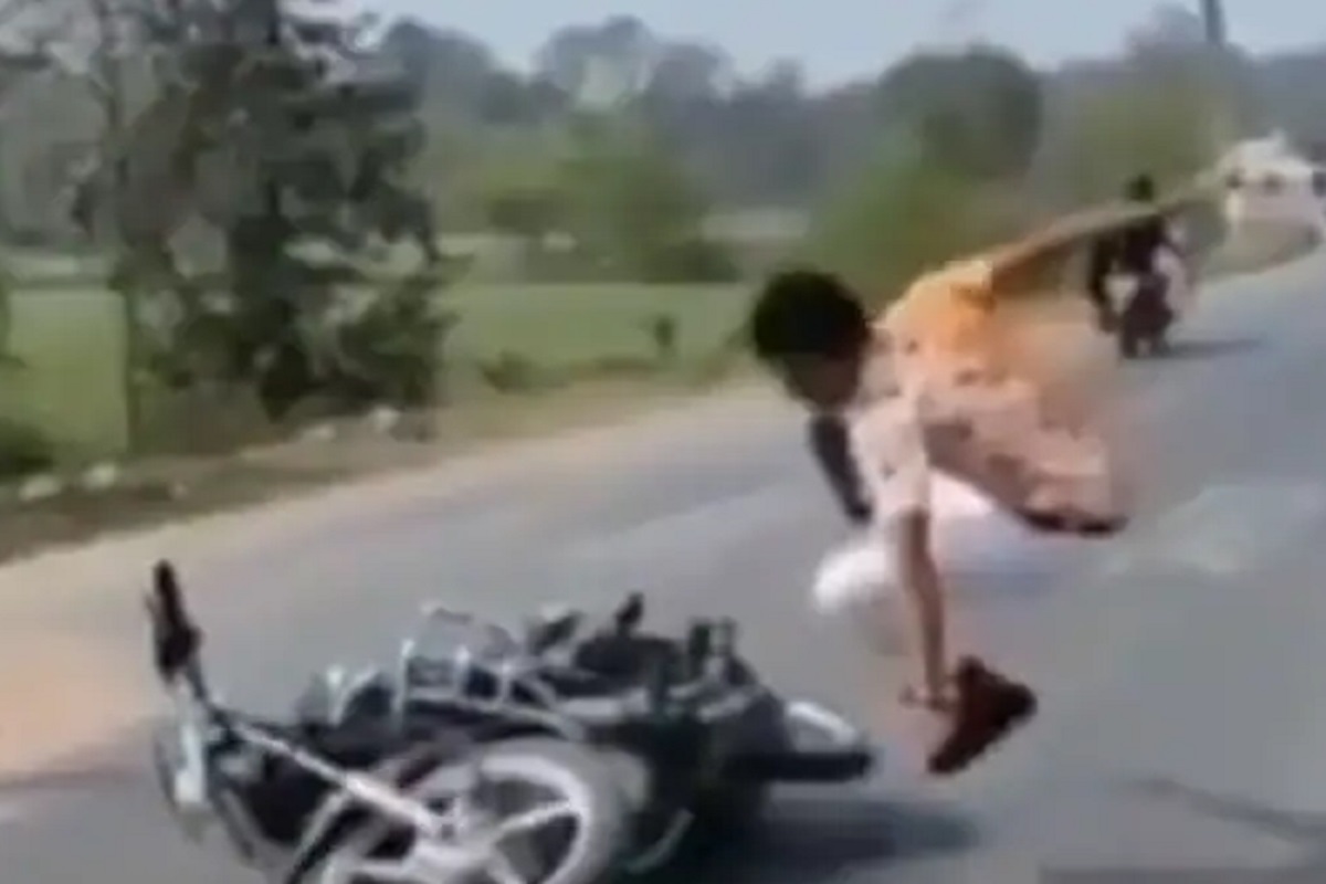बाइकवर करत होता खतरनाक स्टंट, हवेत उडाला तरुण आणि... अंगावर शहारा आणणारा VIDEO