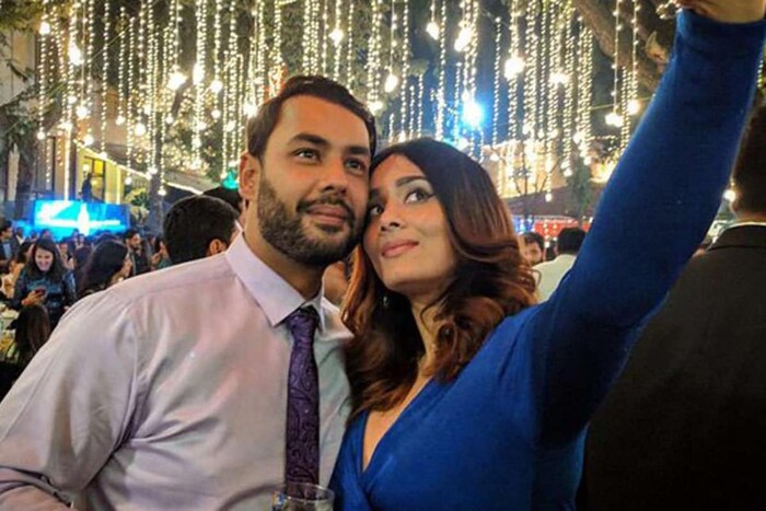 स्टुअर्ट बिनी (Stuart Binny) आणि मयंती लँगर (Mayanti Langer) ही जोडीही एकमेकांच्या प्रेमात पडली आणि त्यांनी लग्न केलं. स्टुअर्ट बिनी भारताकडून तसंच आयपीएलमध्ये राजस्थान आणि बँगलोरकडून खेळला. तर मयंती लँगर स्टार स्पोर्ट्सवर क्रिकेट मॅचच्या शोचं एँकरिंग करते. 