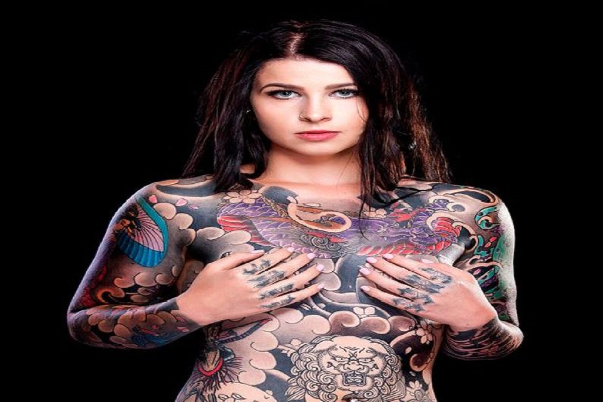 बापरे! या महिलेनं आपल्या शरीरावर गोंदवलेत असंख्य टॅटूज, खर्च केले आहेत इतके पैसे