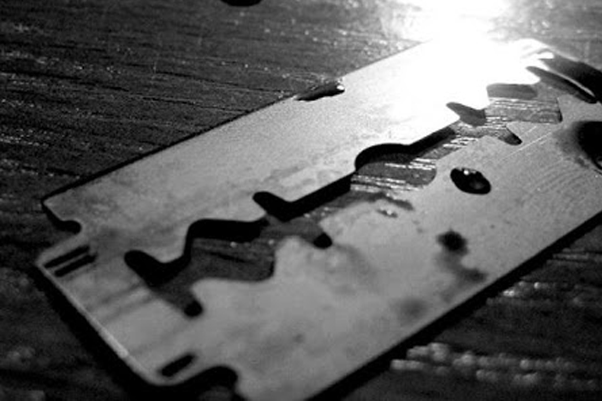 पत्नी पोलिसांना बोलावला गेली अन् दारुड्या पतीने 2 वर्षांच्या मुलीचा ब्लेडने चिरला गळा!