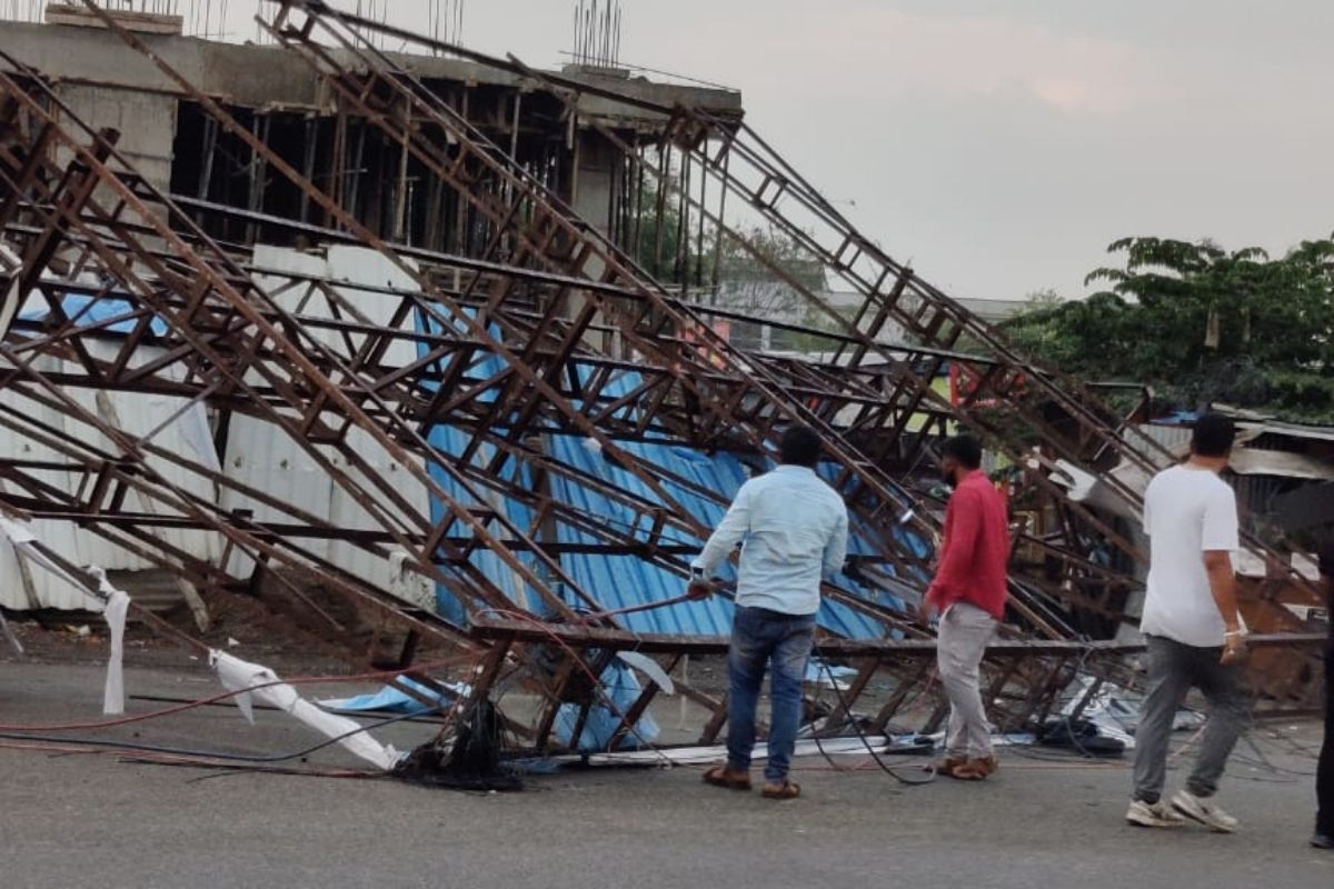 पिंपरी चिंचवडमध्ये वर्दळीच्या ठिकाणी कोसळला भलामोठा बॅनर, पुण्यातील 'त्या' घटनेची झाली आठवण