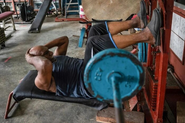 अरोकियासामी हे भारतीय वंशाचे असून, तिथल्या अल्पसंख्याकांत त्यांचा समावेश होतो. शाळा अर्ध्यातून सुटल्यानंतर अरोकियासामी यांनी बॉडीबिल्डिंग (Bodybuilding) क्षेत्रात प्रवेश केला.  (फोटो सौजन्य - AFP)