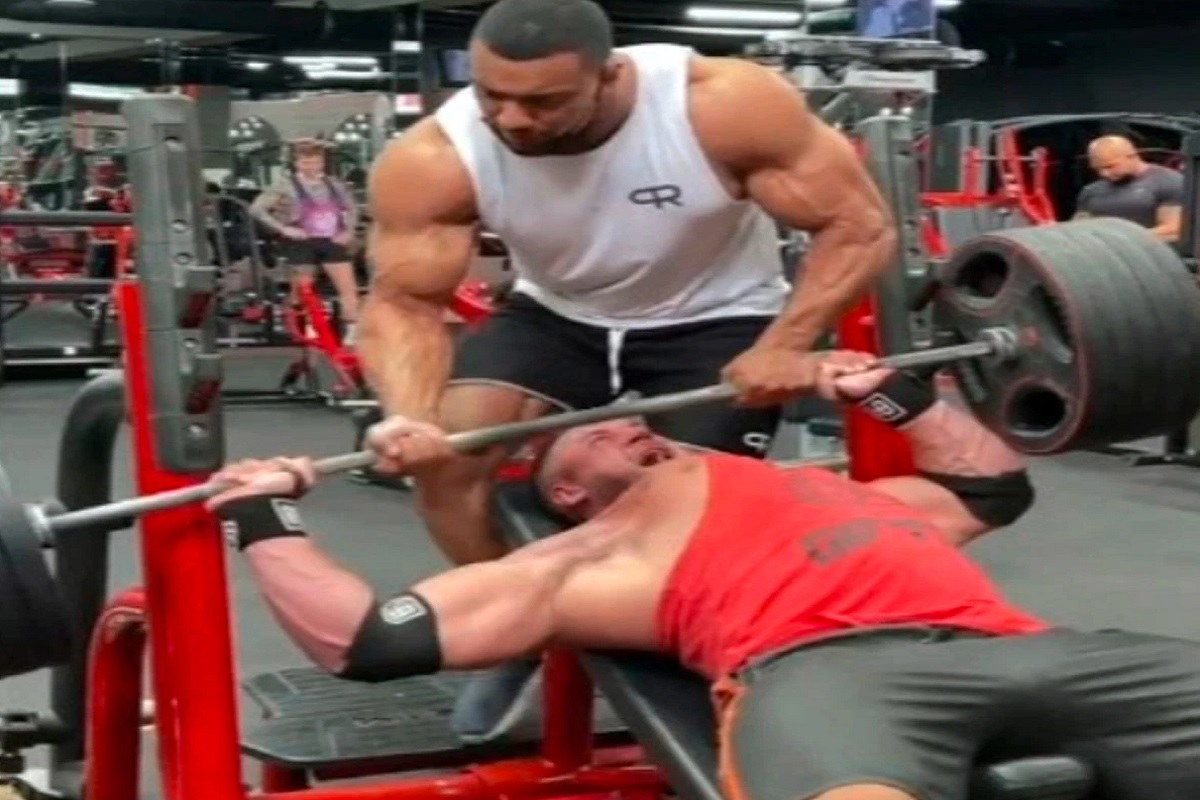 Shocking Video! एक्सरसाइज करताना फाटले मसल; बॉडी बिल्डरची झाली भयंकर अवस्था