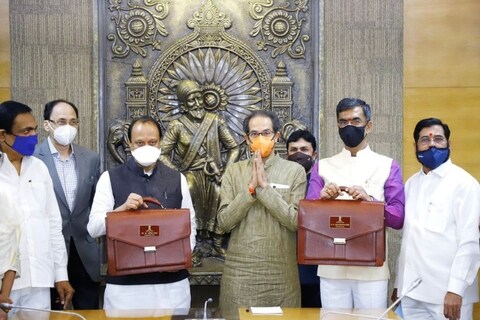 Maharashtra Budget: राज्याचे उपमुख्यमंत्री आणि अर्थमंत्री अजित पवार (Ajit Pawar) यांनी आज राज्याचा अर्थसंकल्प (Maharashtra budget 2021) सादर केला आहे. राज्याच्या तिजोरीत एक लाख कोटींची तूट असताना देखील या अर्थसंकल्पाने पुणेकरांच्या पारड्यात अनेक योजना टाकल्या आहे.  