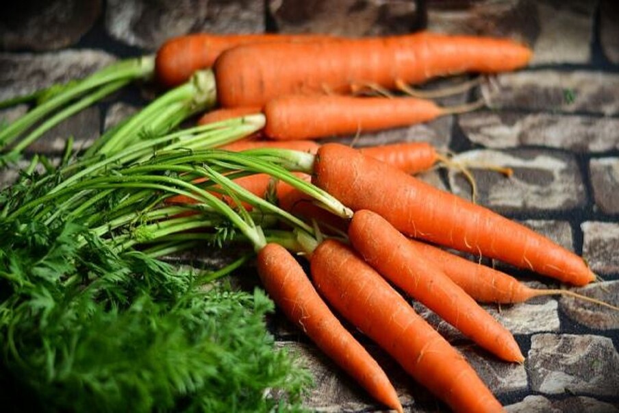 व्हिटॅमिन्स आणि मिनरल्सने भरपूर असलेलं गाजर जास्त प्रमाणात खाल्लं तर आपल्या त्वचेवर त्याचे वाईट परिणाम होतात. गाजरामध्ये बिटा केरोटीन असतं जे आपल्या शरीरात जास्त गेलं तर ब्लडमध्ये जाण्याऐवजी त्वचेवर जमा व्हायला लागतं. ज्यामुळे हात, पाय, टाचांचा रंग बदलू लागतो.