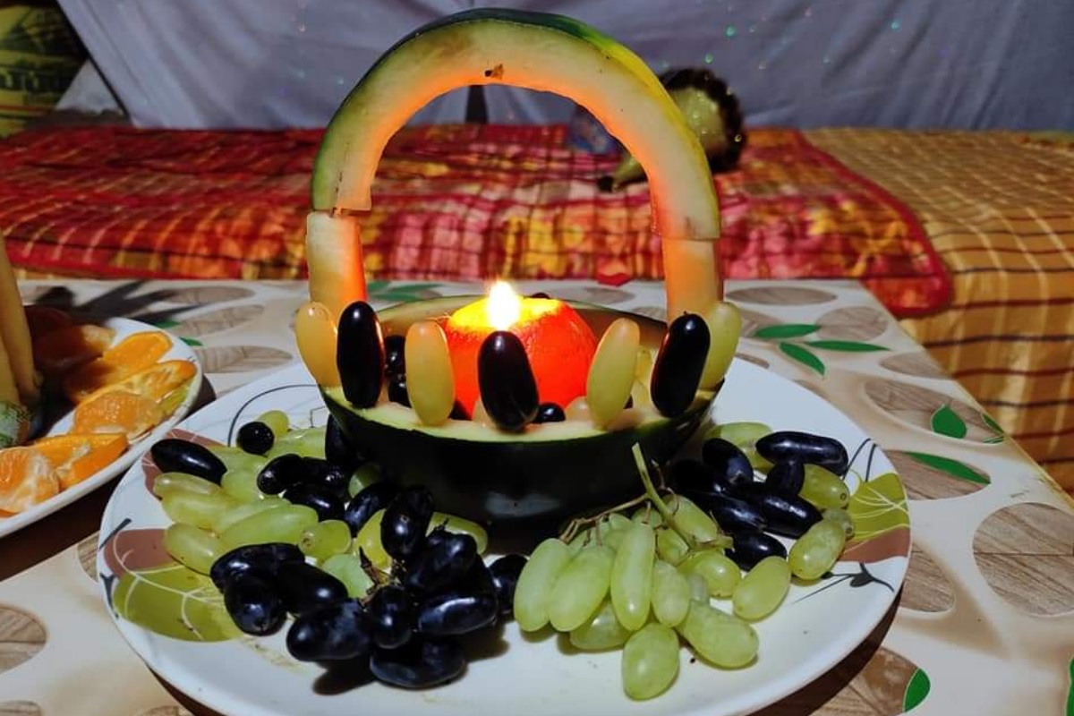 शेतकऱ्यांनीच केली स्वतःची मदत, फळांवर फळं रचून तयार झाले अनेक केक, Fruit Cake उपक्रमाला जोरदार प्रतिसाद