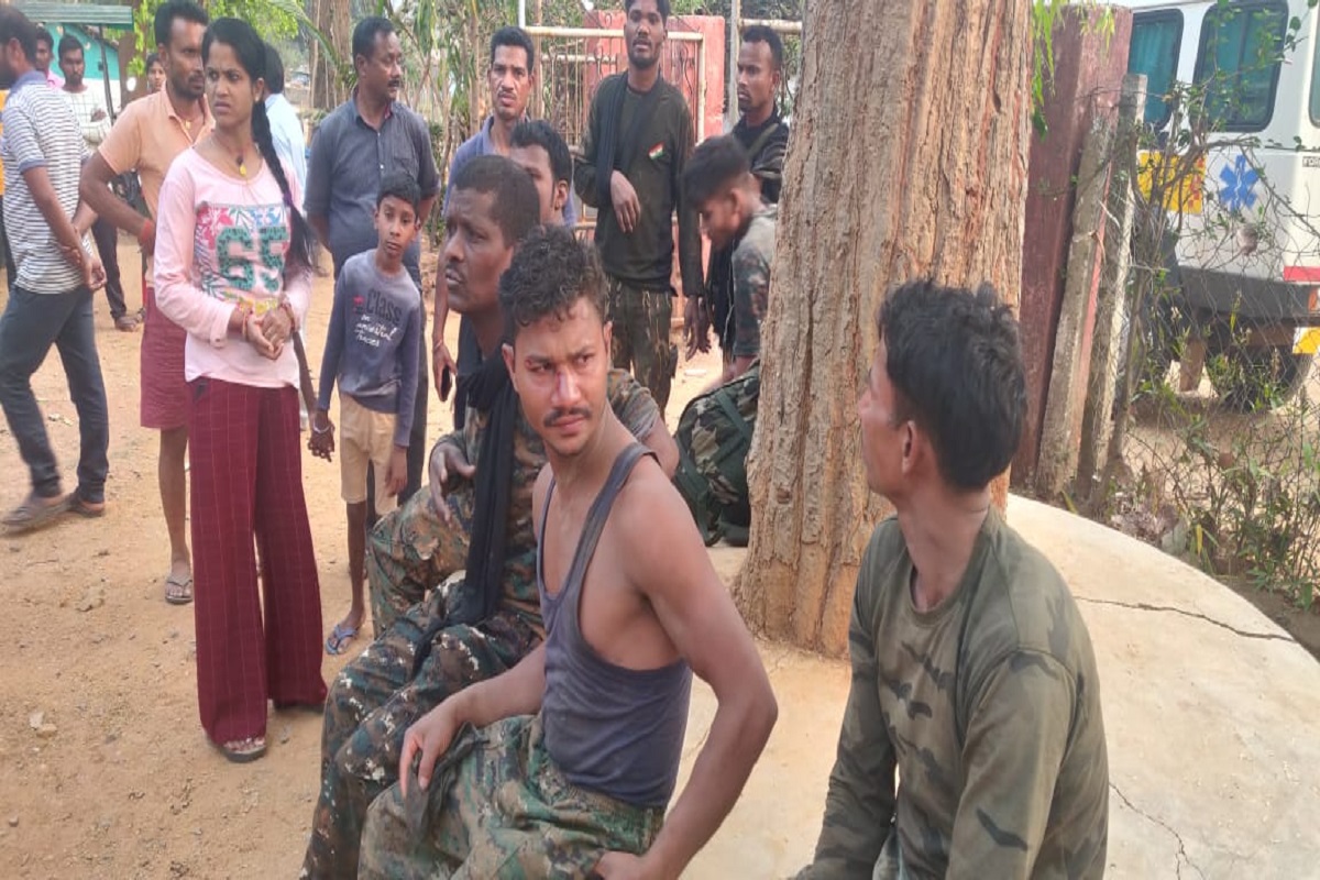 मोठी बातमी : जवानांनी भरलेली बस माओवाद्यांनी उडवली; 3 शहीद, 8 जखमी