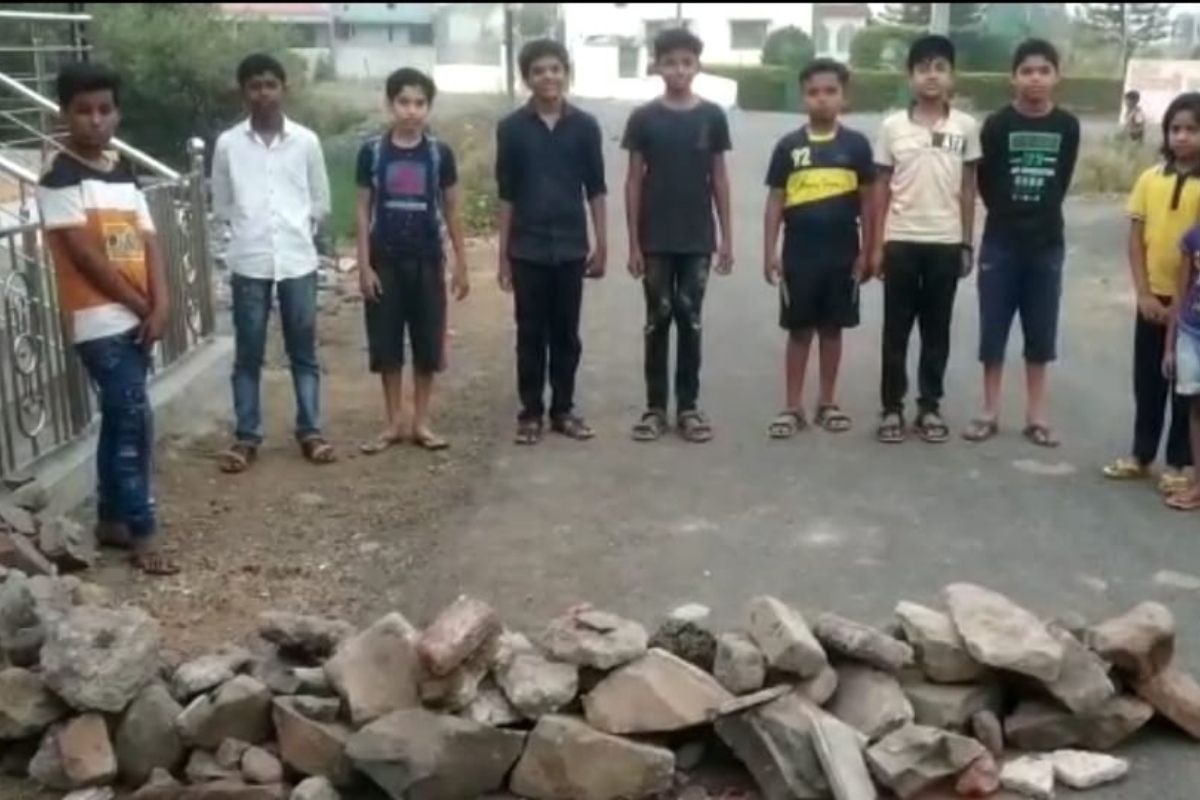 विकासाला निरागसतेचं आव्हान! कुत्र्यांच्या पिल्लांसाठी 'चिल्लर पार्टी'चा रास्ता रोको, हृदयस्पर्शी घटना