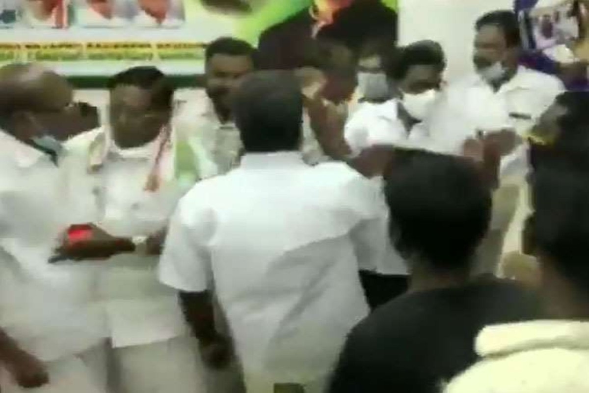 Puducherry Assembly Elections 2021 : माजी मुख्यमंत्र्यांच्या उपस्थित काँग्रेसच्या बैठकीत राडा, पाहा VIDEO